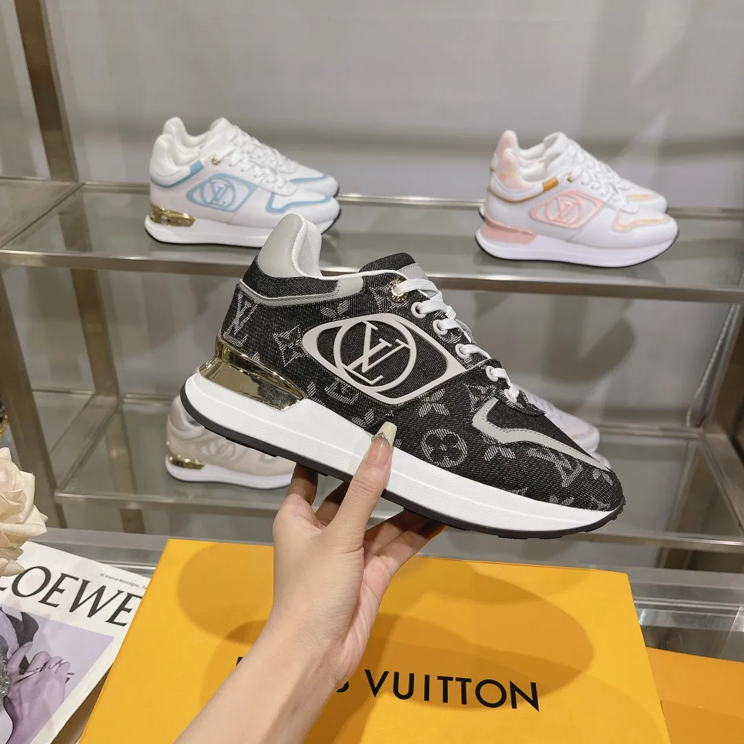 👟👟Ex-factory price 640👟👟 Men's size +10 Louis Vuitton's official website synchronizes the 2024 couple's models, this Neo Run Away sneakers are inspired by running shoes, integrating LV's iconic must-have shoes into the trend. This version is a 1:1 replica of the original version, reinterpreting Damier canvas with cow leather and mesh fabrics, highlighting its simple lines and unique wedge outsole. The main details include the LV initials on the side and the engraved gold heel stabilizer on the back plus a hidden insole. 2cm. Sizes 35-42, 39-46. Full package. High version. New and old customers are welcome to inquire.